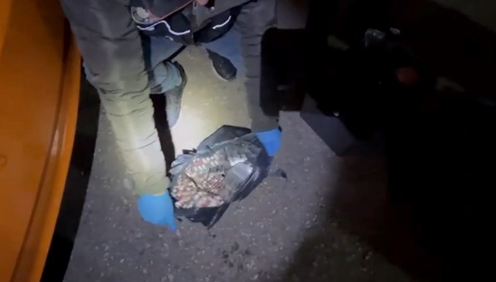 Polisin gözünden kaçmadı: Vites kutusundan yüzlerce uyuşturucu çıktı