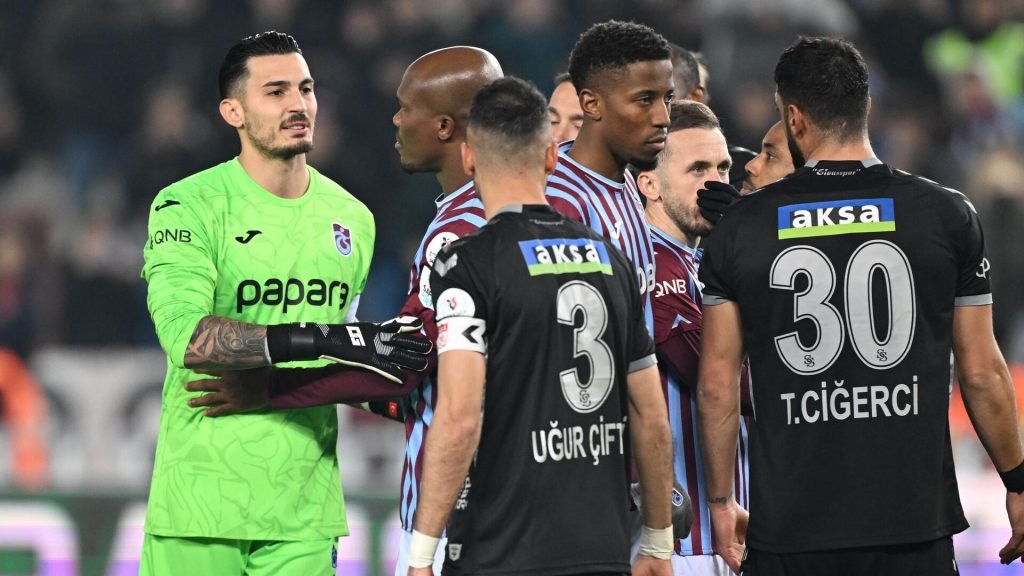Trabzonspor’un kalecisi Uğurcan Çakır penaltı atmak istedi: Sivasspor izin vermeyince tartışma çıktı