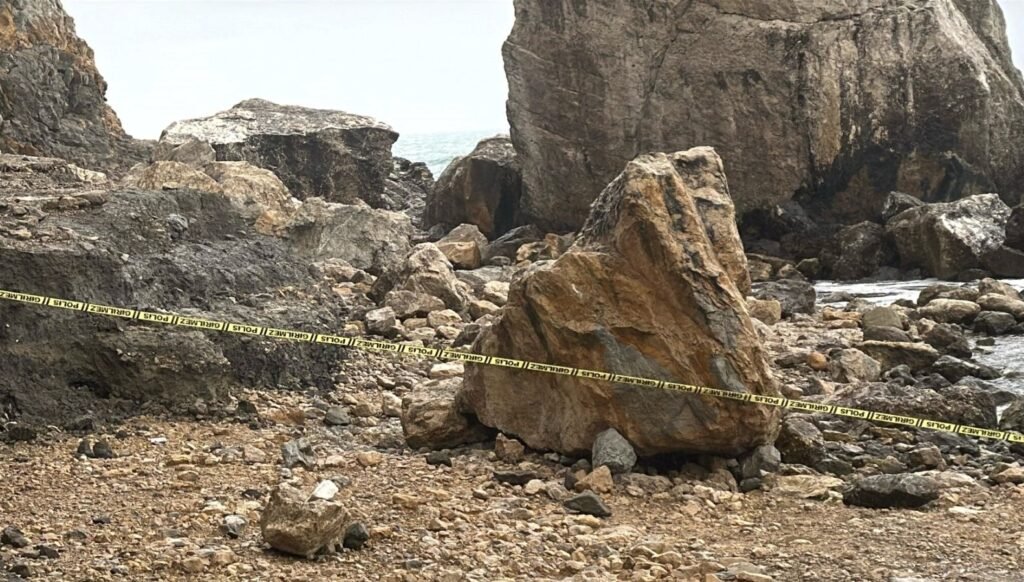 Amasra’da sağanak sonrası heyelan: Dev kaya parçaları büyük bir gürültüyle koptu