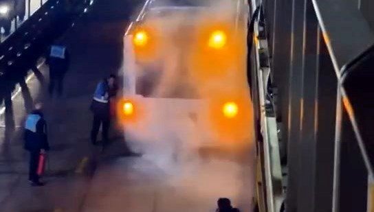 Avcılar’da metrobüsün motorunda yangın çıktı