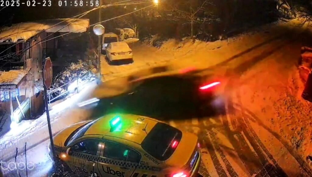 Beykoz’da buzda kayan otomobil 2 eve çarptı