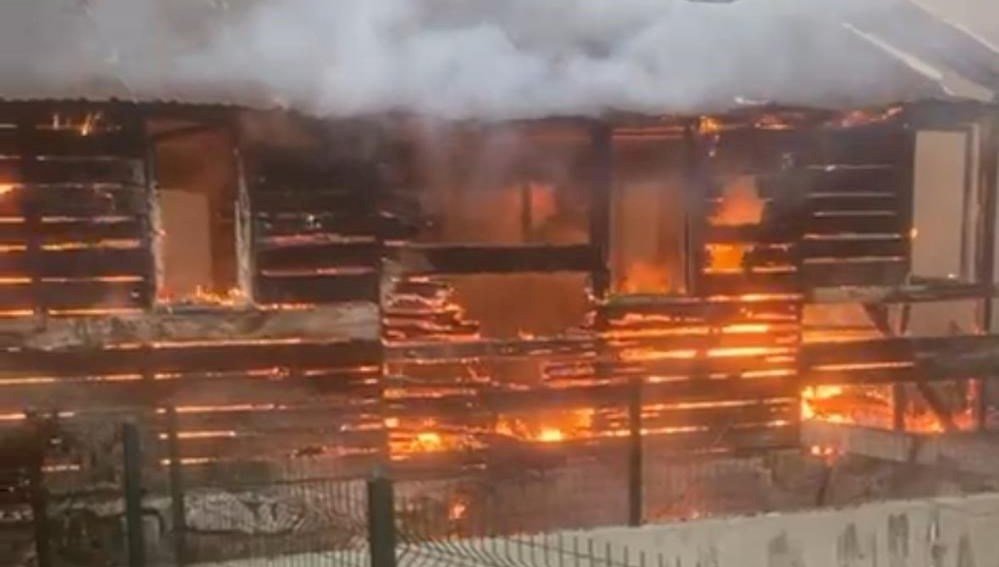 Bolu’da iki baraka alev alev yandı