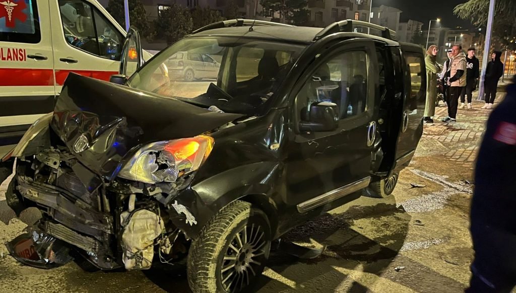 Bursa’da hafif ticari araç ile otomobil çarpıştı: 4 yaralı