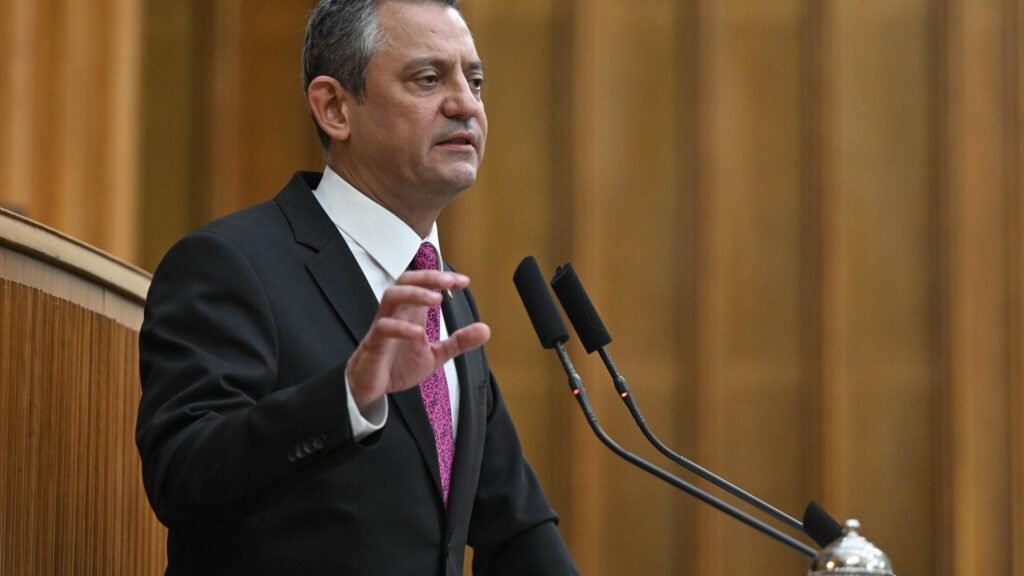 CHP Genel Başkanı Özel: Kara ve Deniz Kuvvet Komutanları beddua aldı