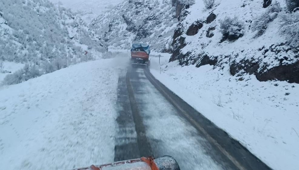 Doğuda karla mücadele: Şırnak’ta kardan kapanan yollar açıldı