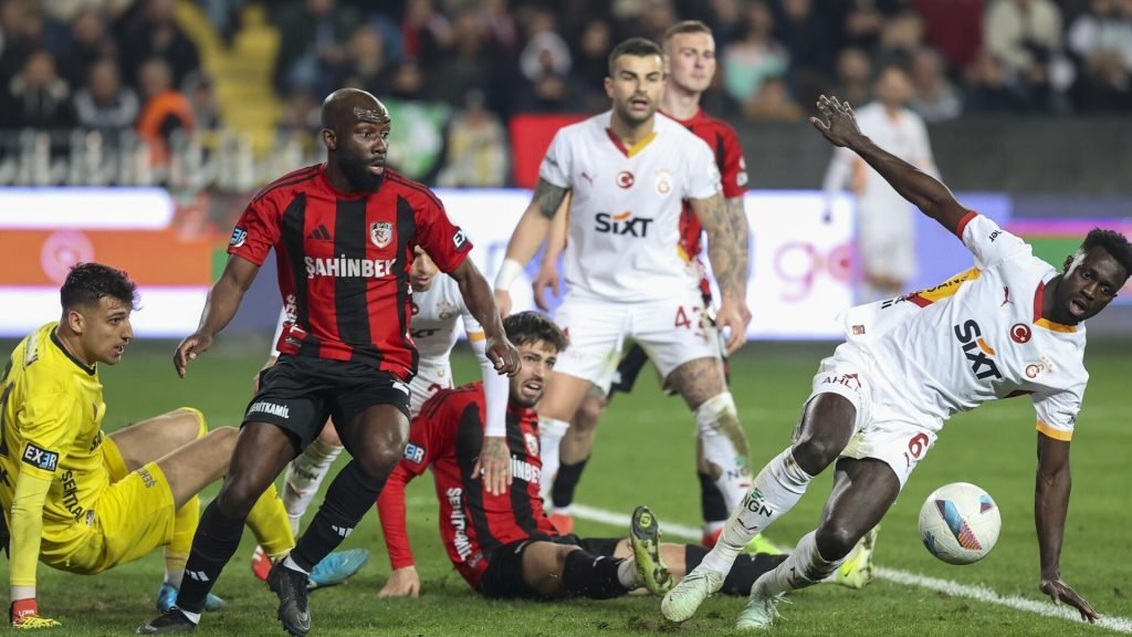 Galatasaray’da 4 futbolcu cezalı duruma düştü: Adana Demirspor maçında forma giyemeyecekler