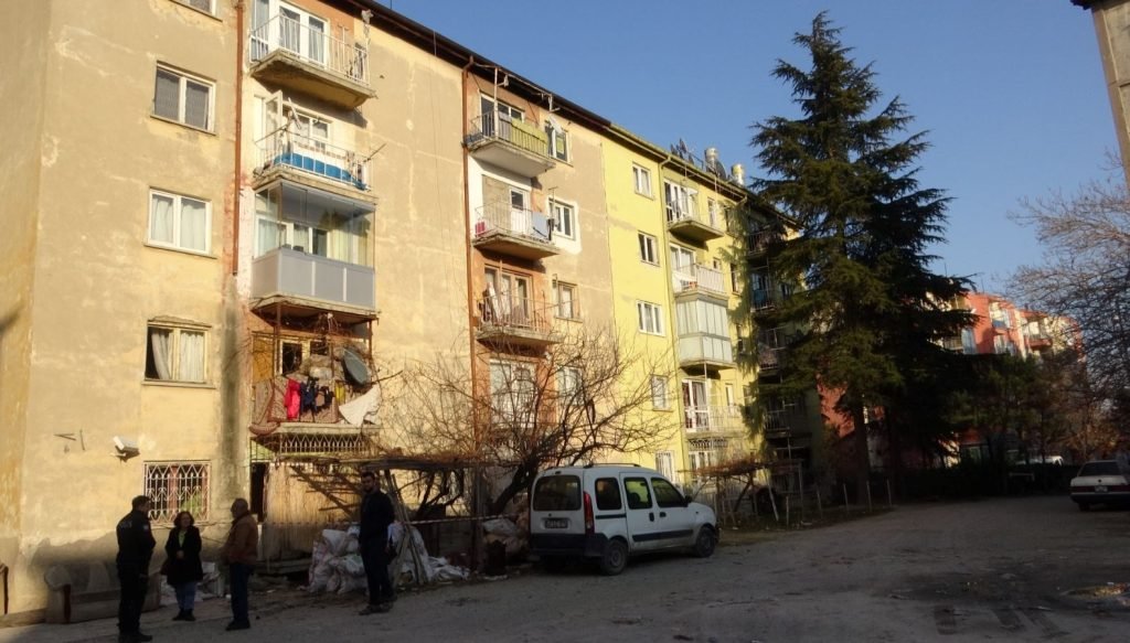 Konya’da yıkılma tehlikesi olan iki bina boşaltıldı