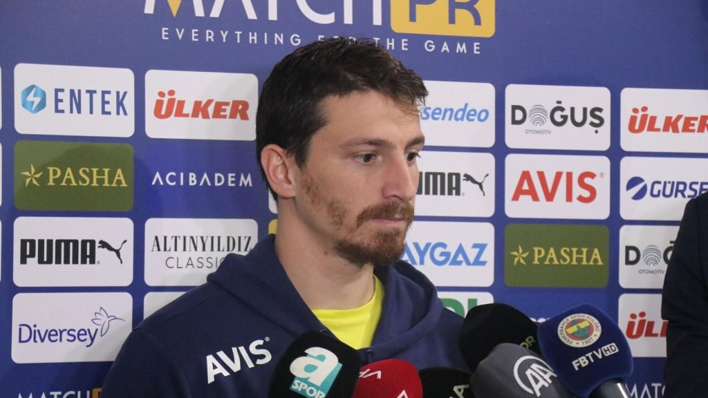 Maç sonrası Fenerbahçeli Mert Hakan Yandaş ile eski takım arkadaşı Akaydin arasında arbede yaşandı: ‘Sen adam mısın’