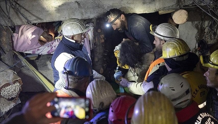 Madenden çıkıp enkaza koştular: Depremzedelere ışık oldular