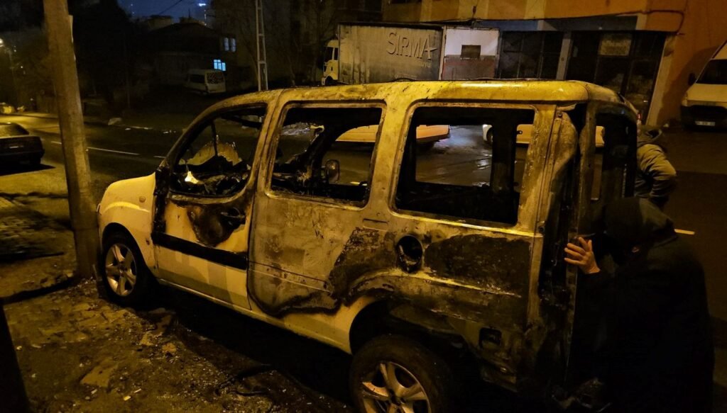 Otomobil aniden alev aldı