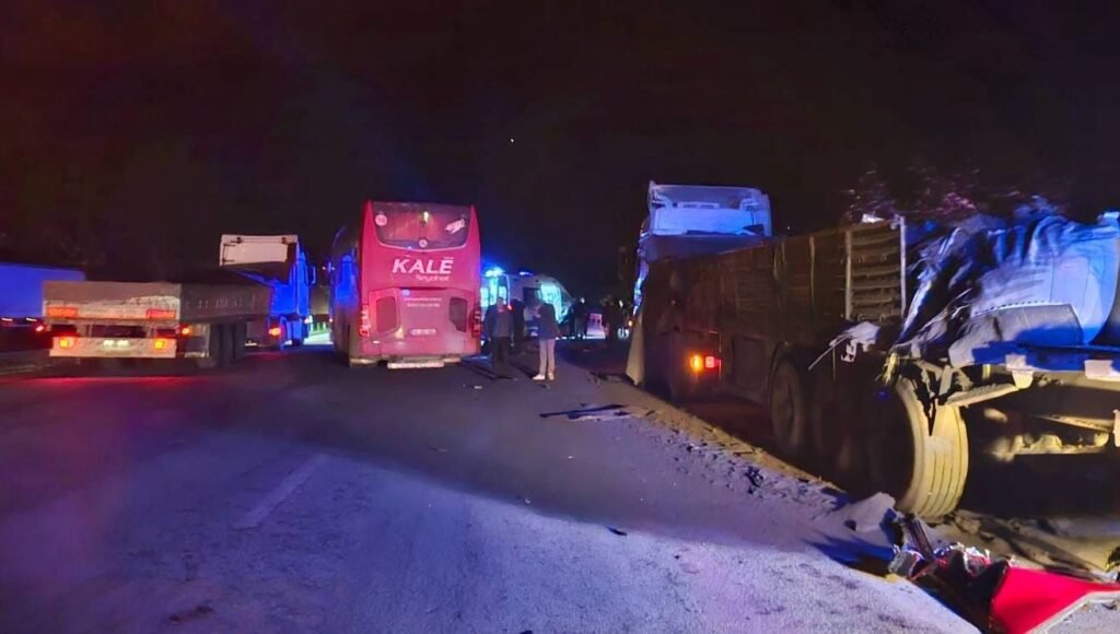 Otoyolda yolcu otobüsü tıra çarptı: 6 yaralı