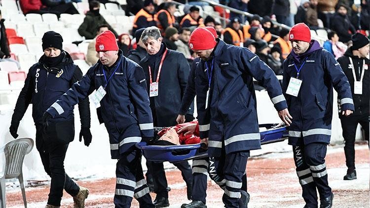 Sivasspor – Beşiktaş maçında korkutan sakatlık! Baş travması kuşkusuyla hastaneye kaldırıldı
