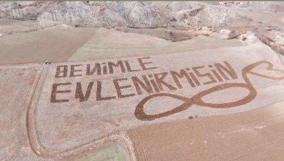 Traktörüyle tarlaya “Benimle evlenir misin” yazdı