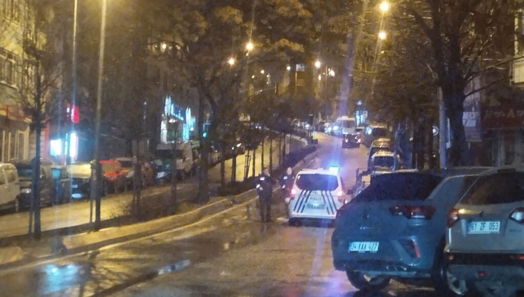 Üsküdar’da istinat duvarı çöktü: 4 katlı 2 bina boşaltıldı