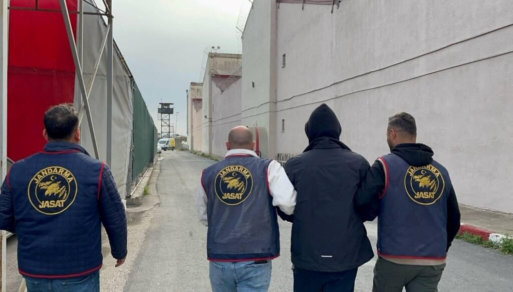44 soruşturma, 15 yıl hapis cezası: Firari hükümlü evde yakalandı