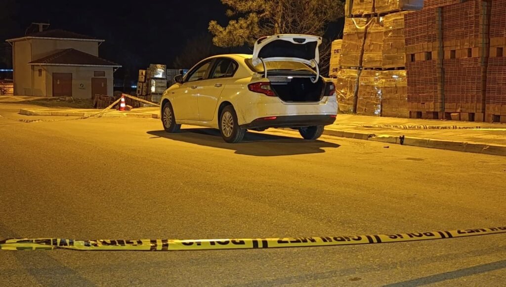 Aracından inerek kendini vuran genç hayatını kaybetti