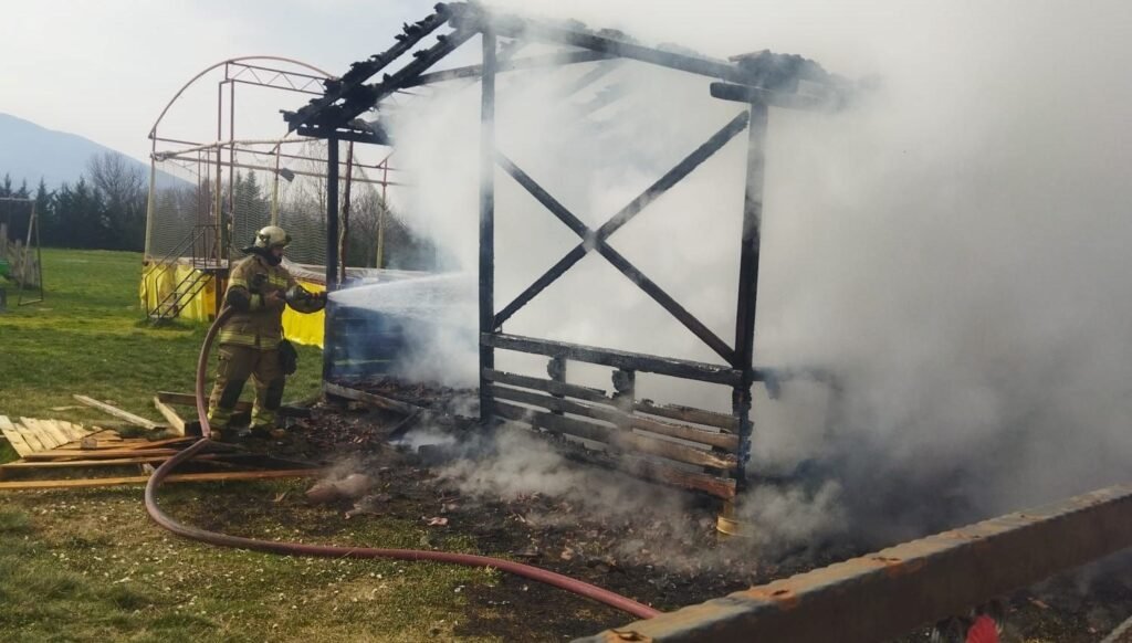 At binicilik kafesinde yangın: İtfaiye ekipleri söndürdü