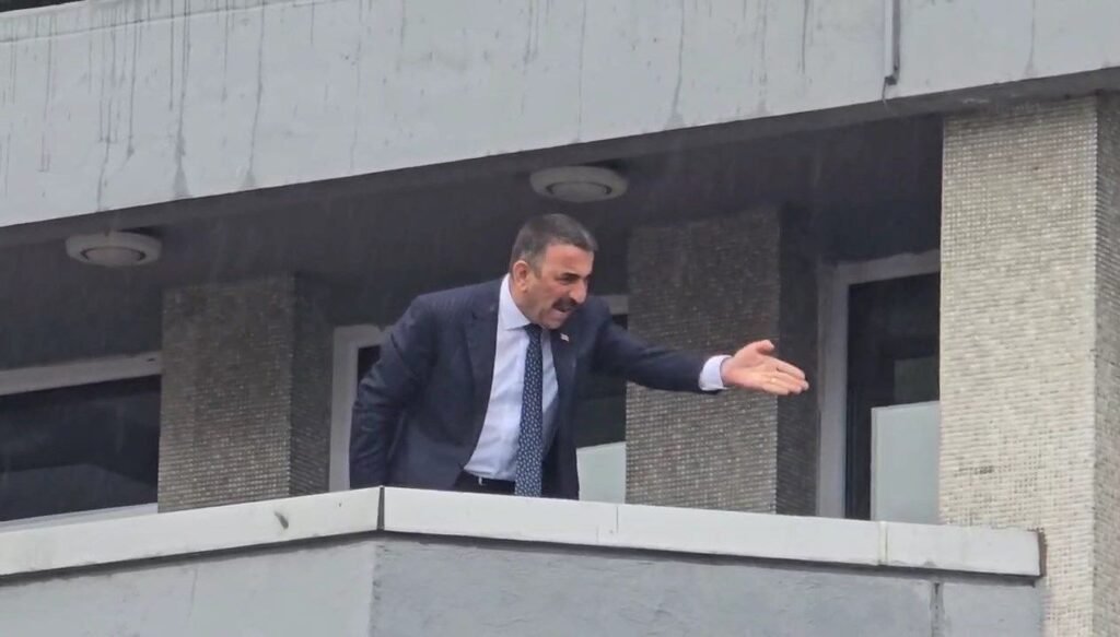 Binanın balkonundan bağırdı: Zonguldak Valisi’nden CHP’nin alternatif törenine tepki