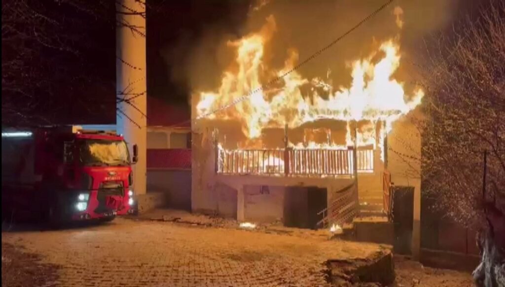 Cami lojmanında korkutan yangın
