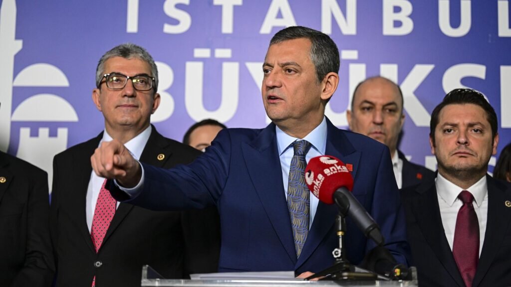 CHP Genel Başkanı Özel, imza kampanyası başlattı