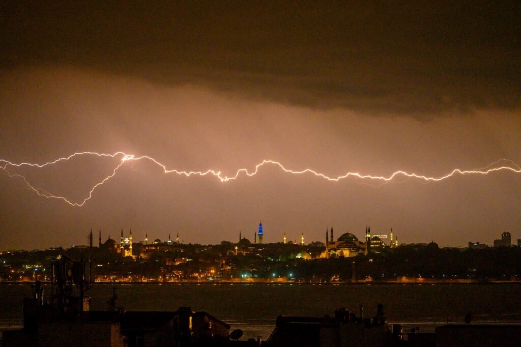 Dikkat! İstanbul’da sıcaklık 22 derece birden düşecek: Yeni haftada kar ihtimali var