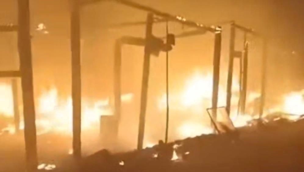 Elektrik teli koptu, 15 çadır alev alev yandı