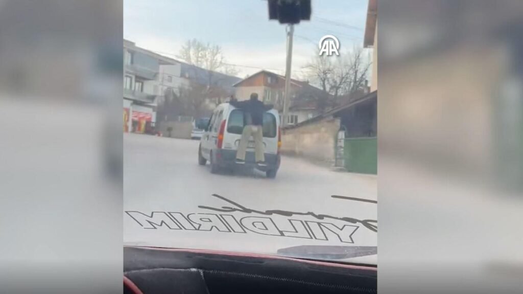 Farklı bir yolculuk: Araca binmedi, arkasından tavana tutunarak gitti