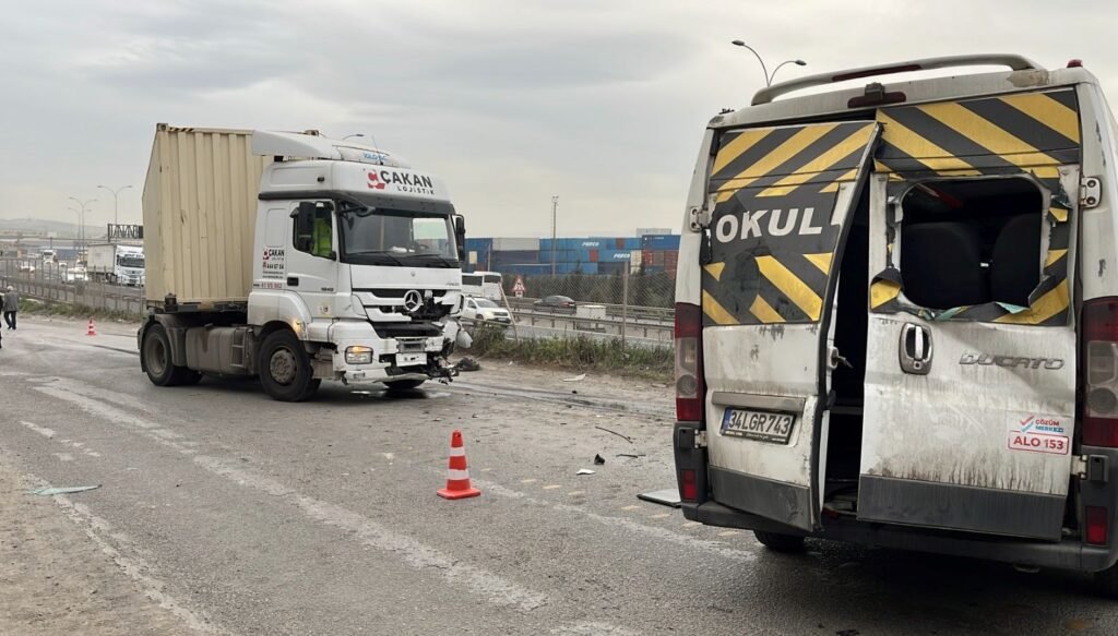 Gebze’de servis minibüsü, TIR’la çarpıştı: Yaralılar var