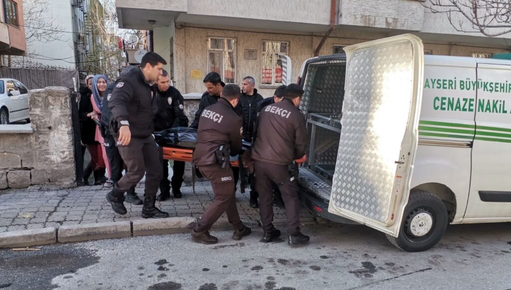 Genç kız annesini bıçaklayarak öldürdü