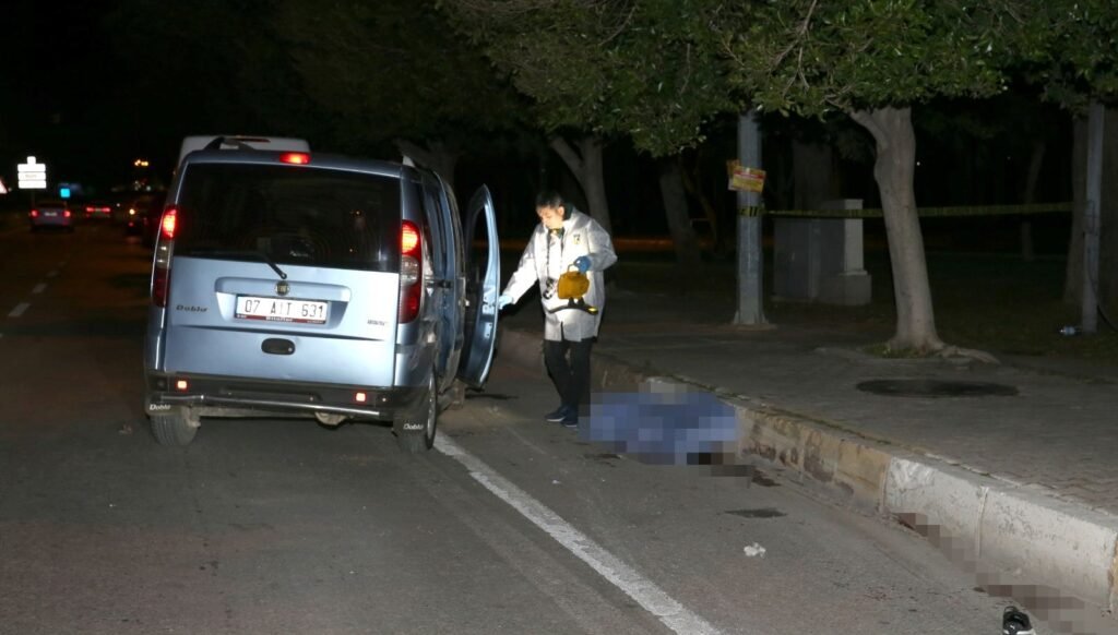 Hafif ticari araç ve halk otobüsü çarpıştı: Bir ölü