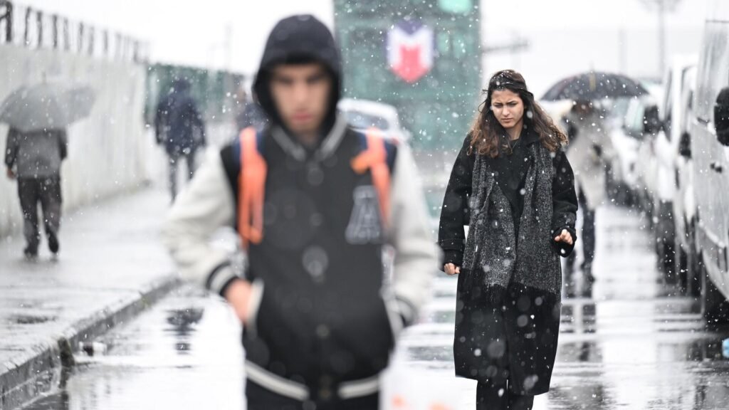 Hava sıcaklığı aniden düşecek: İstanbul’a kar yağacak mı? Atkı ve eldivenleri hazırlayın, Meteoroloji uzmanı tarih verdi