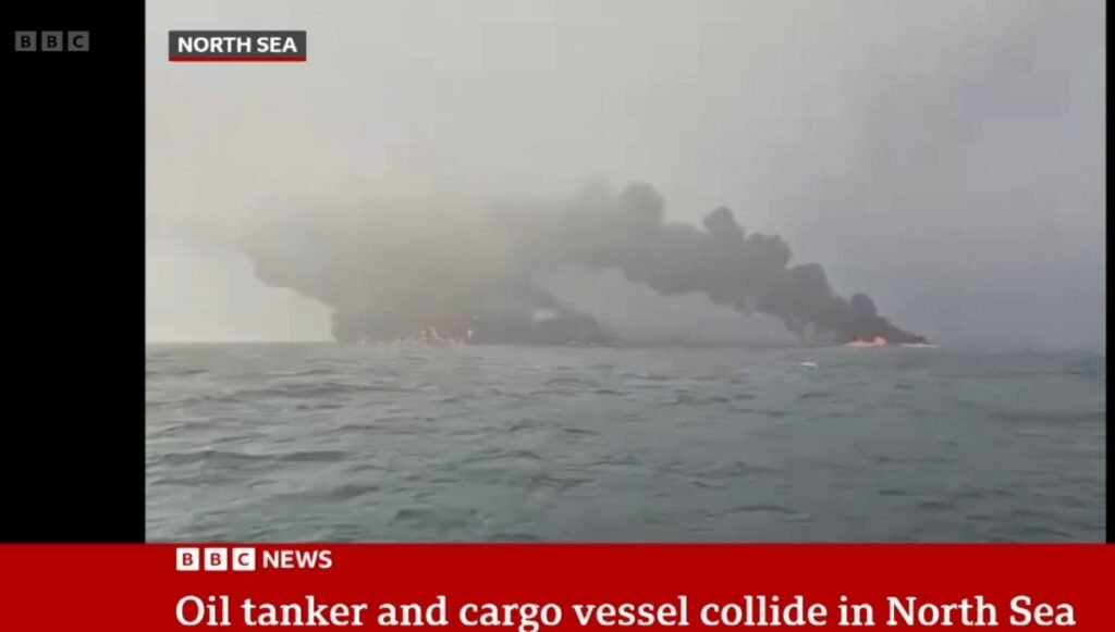 İngiliz denizinde çarpışma! Kargo gemisi battı, petrol tankeri alev aldı