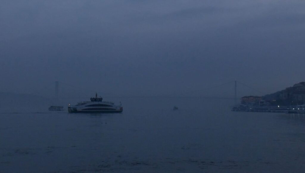 İstanbul Boğazı’nda sis etkili oluyor