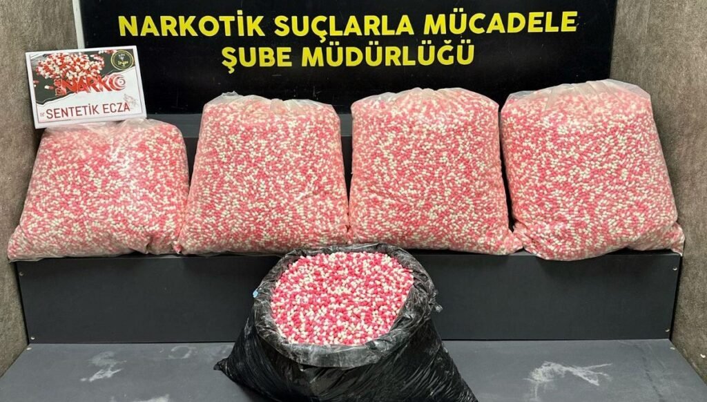 İzmir’de binlerce sentetik ecza hap ele geçirildi