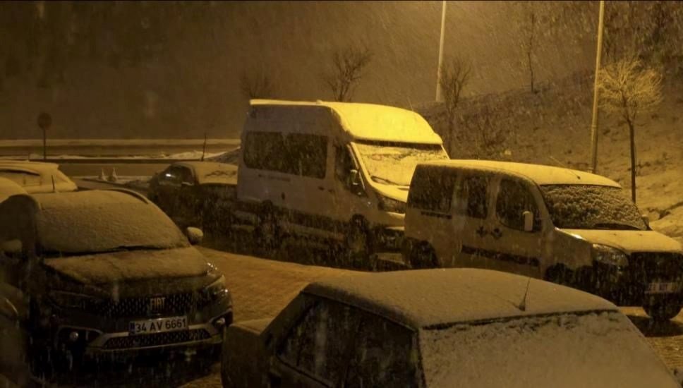 Kar gece etkisini artırdı, kent beyaza büründü