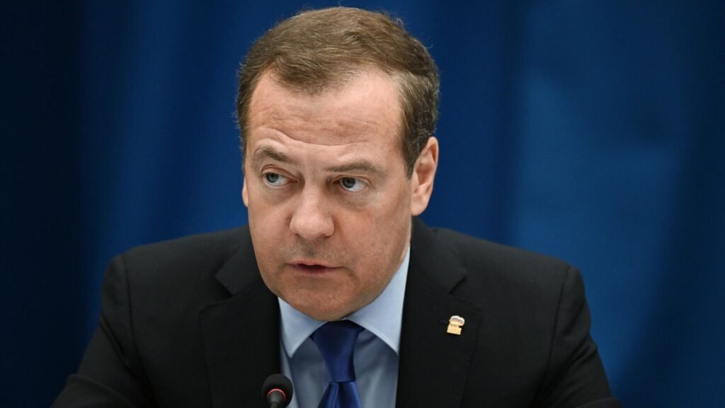 Medvedev: Zelenskiy, ABD ile nadir toprak elementleri anlaşmasını onaylarsa Maydan’da asılacak