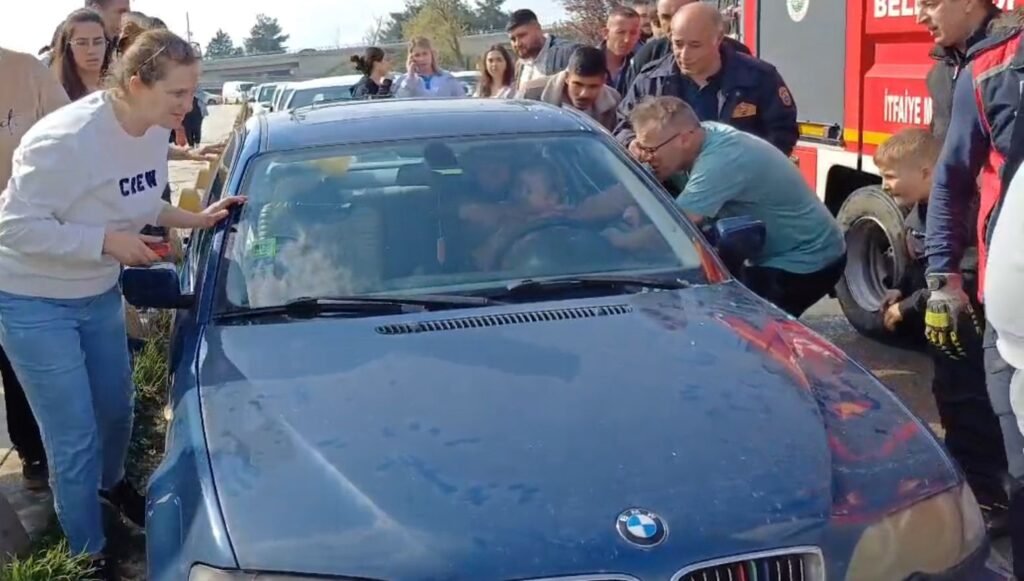 Otomobilde mahsur kalan çocuğu itfaiye kurtardı