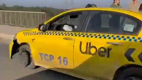 Refüje çarpan taksi araçların üzerine uçtu