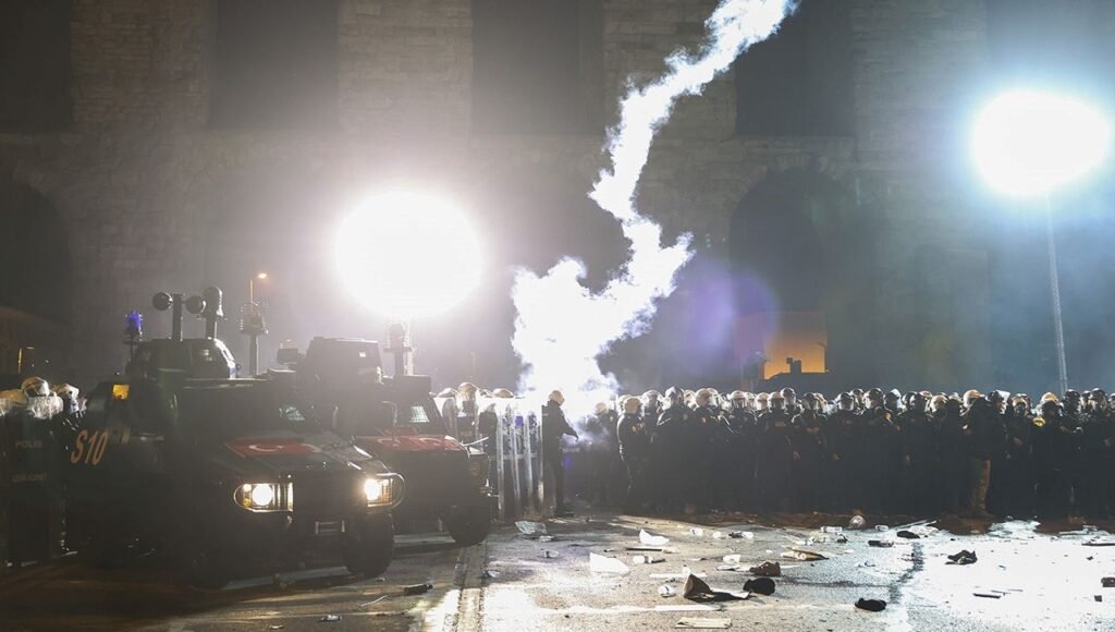 Saraçhane’de polise saldıran gruba müdahale edildi