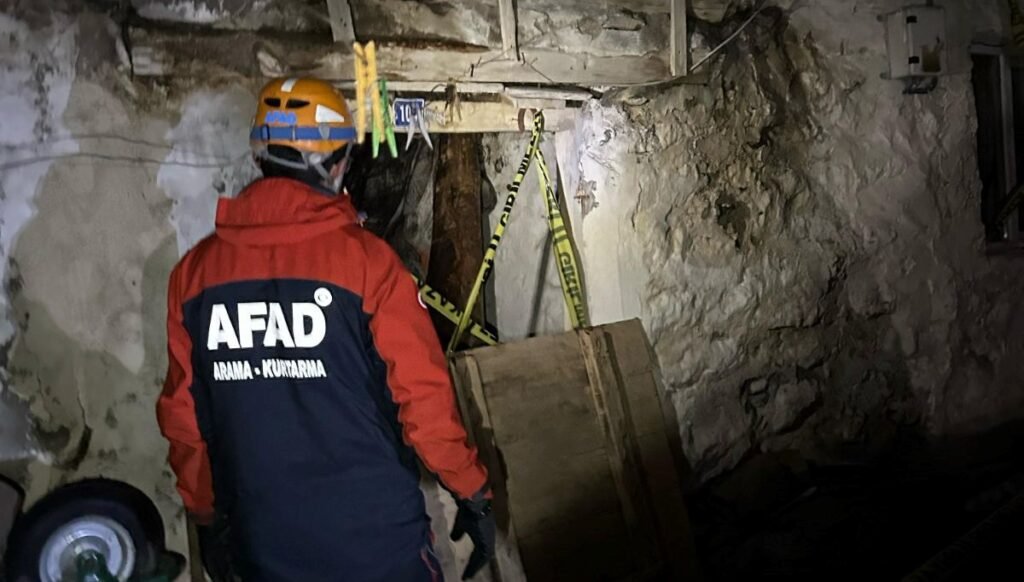 Tek katlı ev çöktü, yaşlı adam yaralandı