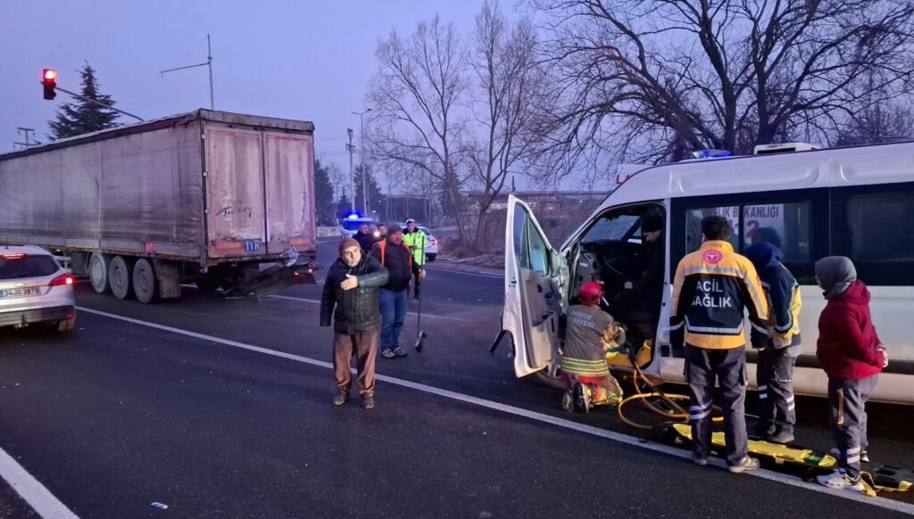 TIR’a arkadan çarpan sürücüyü itfaiye ekibi kurtardı