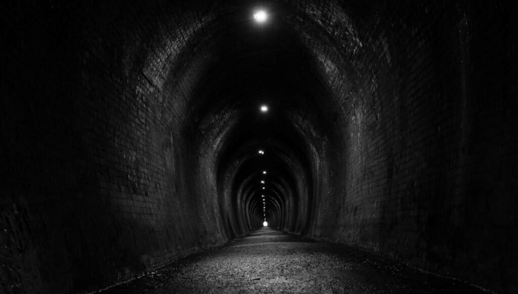 Tren istasyonunda gizemli tüneller: Nereye çıktığı bilinmiyor!