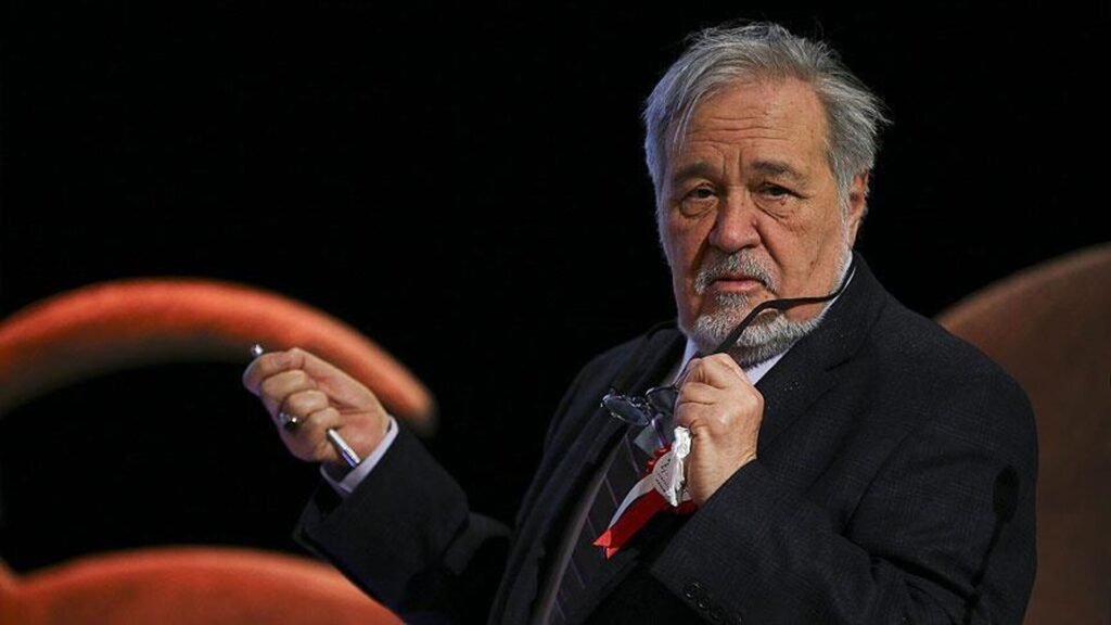 Ünlü tarihçi İlber Ortaylı’nın ‘tuşlu telefonu’ sosyal medyanın gündemi oldu