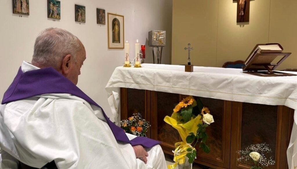 Vatikan: Papa artık kendi başına nefes alabiliyor