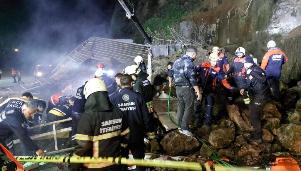 Akaryakıt istasyonunda aracın üstüne kaya düştü: 2’si çocuk 3 kişi enkaz altında