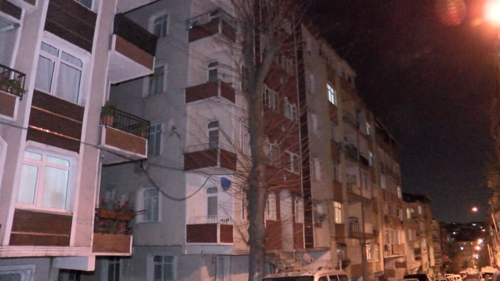 Altı katlı binada panik: Kolonlarından ses geldi, apartman tahliye edildi