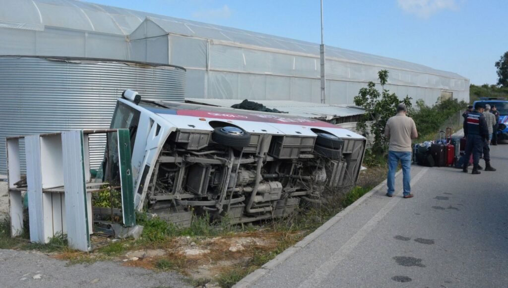 Antalya’da turistleri taşıyan midibüs devrildi: Çok sayıda yaralı var