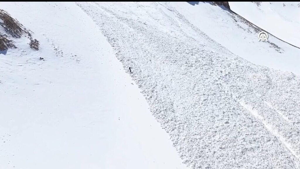 Artos Dağı’nda çığ altında kalan kayakçı son anda ölümden kurtuldu