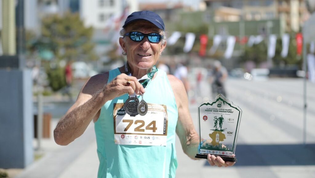 Atletizm tutkunu “67’lik delikanlı”: “Arkadaşım bastonla yürüyormuş, üzüldüm”