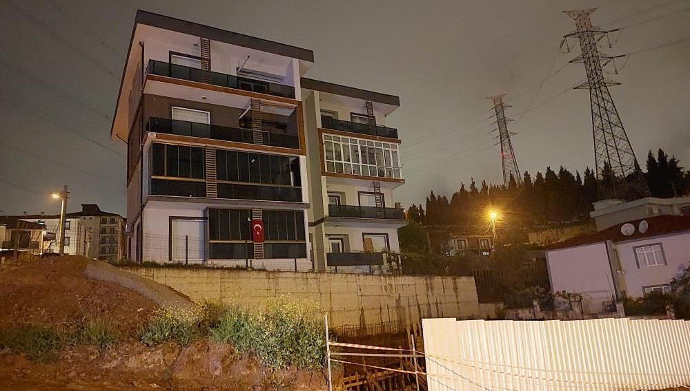 Bahçe duvarı yıkılan bina boşaltıldı